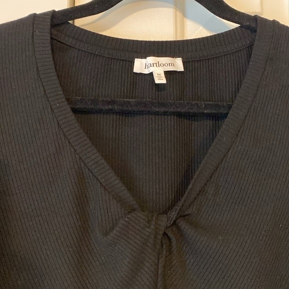 Hartloom Black VNeck Puffy Short Sleeved Shirt Size Medium in Like New Condition - Picture 2 of 9